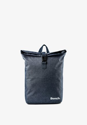 Donkerblauwe stoffen roll-top rugzak met gesp aan de voorkant en wit "Bench." logo rechtsonder gedrukt.