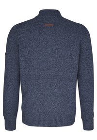 Laivastonsininen neulepusero, jossa on kohokuvioitu neulontakuosi, korkea kaulus ja resorit hihansuissa. Kauluksessa on pieni ruskea merkki.