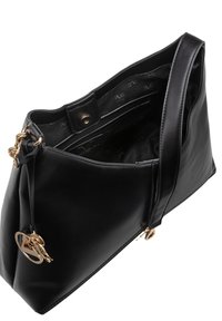 Sac à main en cuir noir avec une large ouverture, quincaillerie dorée et une poche zippée intérieure. Comprend un accent de chaîne amovible pour plus de détail.