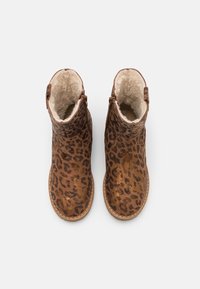 Ruskeat gepardikuosiset nilkkakengät, joissa on pehmeä, karvavuorinen sisustus, sivuvetoketjut ja vaaleanvärinen ommeltu pohja.