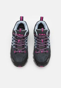 Svarta vandringsskor med mesh-tyg, rosa och blå snören, och en texturerad gummisul. Har en vadderad krage och tunga.