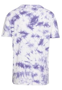 Camiseta de tie-dye en color púrpura con mangas cortas, que presenta una base blanca y un patrón en espiral, hecha de suave algodón.