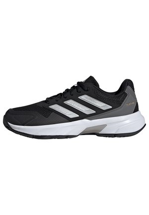 Zapatilla deportiva negra con parte superior de malla, detalles en plata y tres franjas paralelas. Cuenta con una media suela blanca y una suela exterior de goma texturizada.
