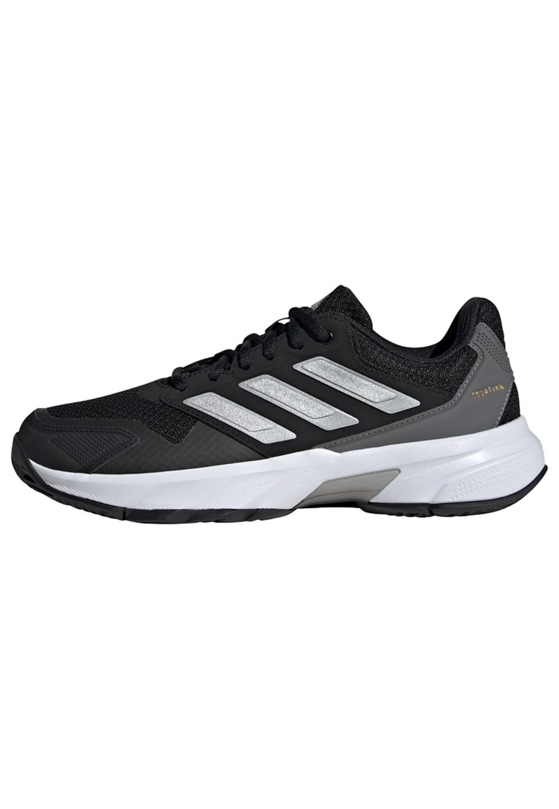Zapatilla deportiva negra con parte superior de malla, detalles en plata y tres franjas paralelas. Cuenta con una media suela blanca y una suela exterior de goma texturizada.