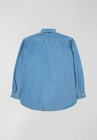 Lys blå denimskjorte med lange ærmer, knap-ned krave, buet kant og enknapsmanchetter. Glat tekstur med svage lodrette linjer.
