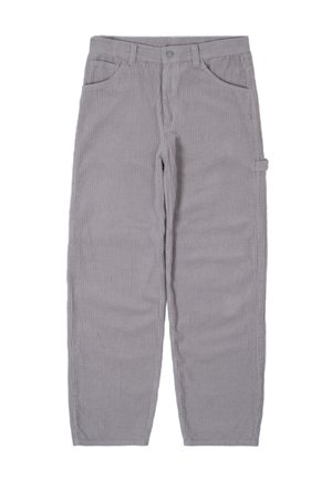 Pantalones de pana gris con textura de estrías verticales, cierre de botón y cremallera, bolsillos delanteros y un lazo lateral para sujeción.