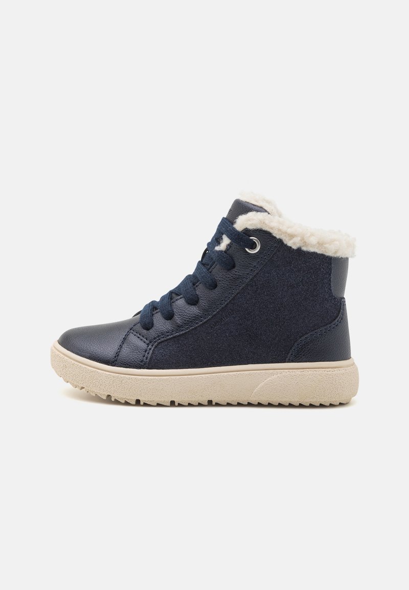 Baskets montantes bleu marine avec semelle beige et doublure en polaire blanche, lacets à l'avant, conçues pour temps froid.