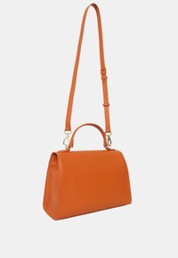 Sac à main en cuir orange avec une forme rectangulaire structurée. Présente une courte poignée et une bandoulière réglable. Accents en matériel doré.