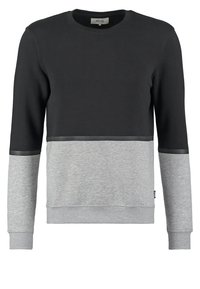 Sudadera de manga larga con la mitad superior negra y la mitad inferior gris, con un delgado ribete negro entre los colores y en las mangas.