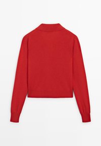 Roter, verkürzter Pullover mit Polo-Kragen, gerippten Bündchen und Saum. Glatte Textur mit langen Ärmeln und taillierter Silhouette.