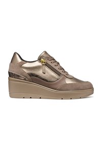Dames wedge sneaker in metallic brons en taupe suède met veters, een zijknop en textuurdetail op de hiel.