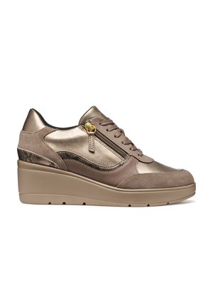 Adidași cu toc pentru femei, în bronz metalic și suede taupe, cu șireturi în față, fermoar pe lateral și detalii texturate pe călcâi.