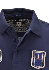 Polo shirt blu scuro con colletto classico, chiusura a due bottoni e toppe ricamate "Frecce Tricolori" sul petto. Tessuto in cotone morbido.