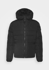 Giacca a vento nera con cappuccio, caratterizzata da una chiusura frontale con zip, due grandi tasche e un design trapuntato. Texture liscia e materiale leggero.