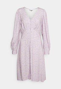 Vestido lilás com decote em V, mangas bufantes longas e corpete ajustado. Apresenta um padrão floral em amarelo e roxo. Textura de tecido suave.