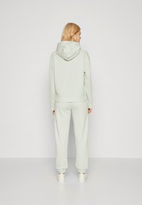 Calvin Klein HERO LOGO HOODIE - Felpa - morning frost