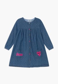 Vestido de mezclilla con mangas largas, cierre delantero de botones, botones rosa y bordados de "Love" y bolsillos en forma de corazón. Patrón de pequeños lunares en toda la prenda.