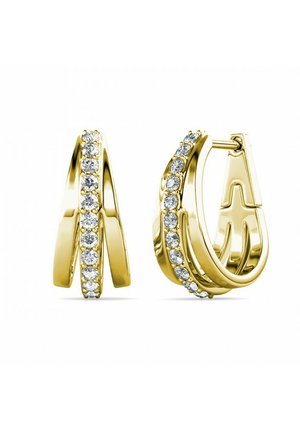 Goldene Creolen mit einem eleganten Design. Eine Seite verfügt über eine Reihe klarer, runder Kristalle entlang des Randes, die ein dekoratives Element hinzufügen.