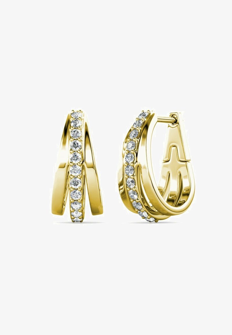 Orecchini a cerchio in oro dal design elegante. Un lato presenta una fila di cristalli trasparenti e rotondi lungo il bordo, aggiungendo un elemento decorativo.