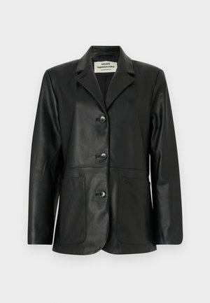 Blazer in pelle nera con rever a lancia, chiusura frontale con tre bottoni, due grandi tasche frontali e maniche lunghe, etichettato Mads Nørgaard Copenhagen.