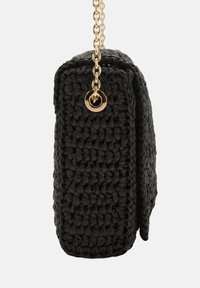 Borsa nera all'uncinetto di forma rettangolare, con una tracolla in catena dorata e un elemento di hardware circolare. Superficie testurizzata con cuciture fitte.
