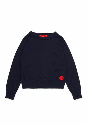 Maglione blu navy a maniche lunghe con collo tondo, polsini e orlo a coste, con etichette rosse del marchio sul collo e sull'orlo inferiore.