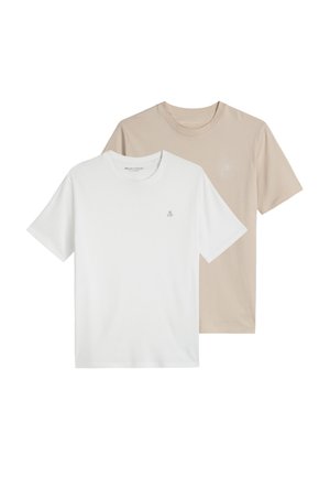 Due t-shirt semplici a maniche corte con scollo rotondo, una bianca e una beige, sovrapposte su sfondo bianco.