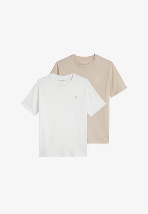 Due t-shirt semplici a maniche corte con scollo rotondo, una bianca e una beige, sovrapposte su sfondo bianco.