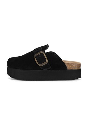 Mocassino nero in suede con una fascia larga e fibbia in metallo. Presenta una midsole in sughero e una suola piattaforma per maggiore altezza e comfort.