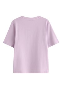 Lavendel kortærmet t-shirt lavet af bomuld. Har rund hals, afslappet pasform og glat tekstur. Ingen grafik eller udsmykninger.