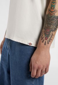 Dickies LEWISTOWN EMBRO TEE - Triko s potiskem - egret