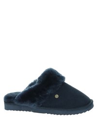 Chaussons bleu marine avec une douce doublure en fourrure et un bord surélevé, présentant un emblème rond en or, une semelle texturée et un matériau extérieur lisse.