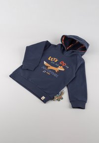Dunkelblaues Hoodie mit einem grafischen Druck, der den Text "LASST UNS EIN ABENTEUER STARTEN" und eine Fuchsillustration zeigt. Enthält eine gemusterte, innere Kapuze.