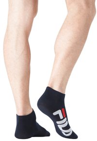Chaussettes de cheville en navy avec logo "FILA" blanc et accents rouges, en matériau tricoté avec une texture lisse, présentées sur un fond clair.