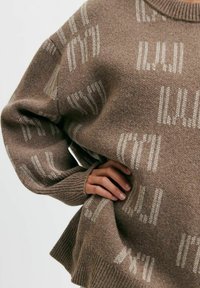 Emmamalena Stickad tröja - brun