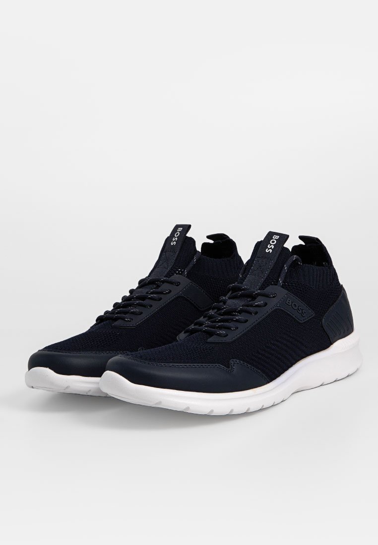 Granatowe sneakersy sportowe z dzianinową cholewką, białą gumową podeszwą, sznurowanym zapięciem i pętlą do zakupu, z subtelnym logo na języku.