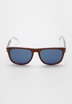 Occhiali da sole rettangolari marroni con lenti sfumate blu e aste trasparenti su uno sfondo bianco semplice.