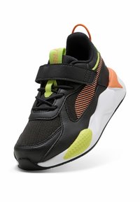 Baskets de sport noires en matériaux mesh et cuir. Présentent des accents vert fluo, des détails oranges et une semelle en caoutchouc avec une texture antidérapante.