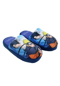 Chaussons en tissu bleu avec des imprimés de personnages représentant Naruto et Sasuke. Texture douce et forme arrondie avec une semelle intérieure rembourrée.