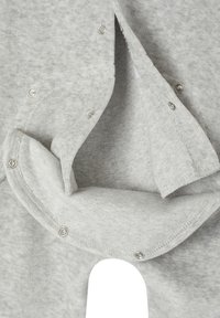 Grau Baumwollstrampler mit weicher Textur, ausgestattet mit Druckknopfverschlüssen entlang des unteren Teils und des Kragens für ein einfaches Ankleiden.