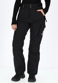 Pantaloni cargo neri realizzati in tessuto resistente, dotati di numerose tasche, chiusura con bottone e ginocchia rinforzate per una maggiore funzionalità.