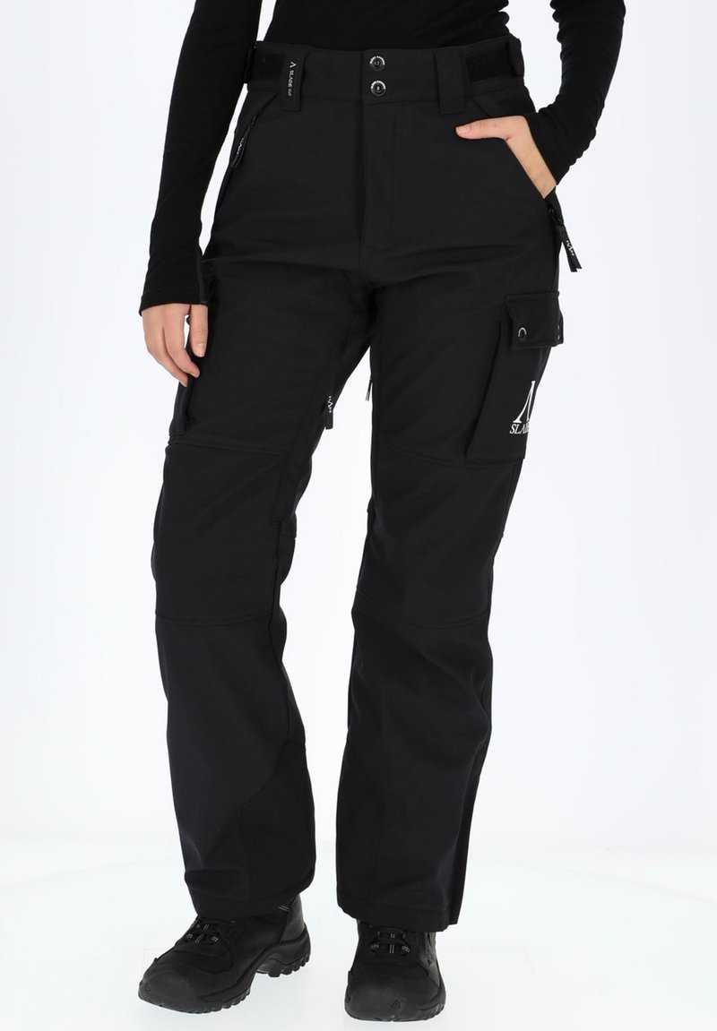 Pantaloni cargo neri realizzati in tessuto resistente, dotati di numerose tasche, chiusura con bottone e ginocchia rinforzate per una maggiore funzionalità.