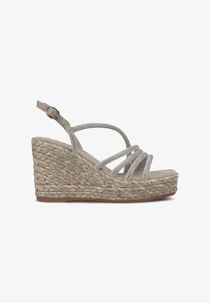 Hakken sandalen met een gevlochten jute zool, zilveren glitterbanden en een lichtbeige bovenwerk. Verstelbare enkelband en comfortabel voetbed.