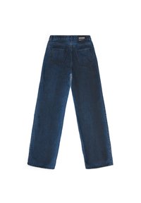 Jeans de mezclilla azul con un corte relajado, cinco bolsillos y un diseño de pierna recta. La tela tiene un acabado texturizado con detalles de costura.