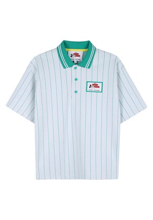 Witte korte mouw polo met verticale groene strepen, groene kraag met witte strepen en een Mickey Mouse Marc Jacobs logo patch op de borst.