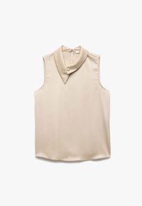 Beige ärmlös blus med spetsig krage, slät satintextur, sidogömda dragkedja och en enda knapprad vid halsringningen.
