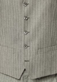 Graham gestreifter Anzugweste mit vertikalen Linien, sechs Knöpfen, zwei Fronttaschen und einem spitz zulaufenden Saumdesign. Strukturierte Stoffoberfläche.