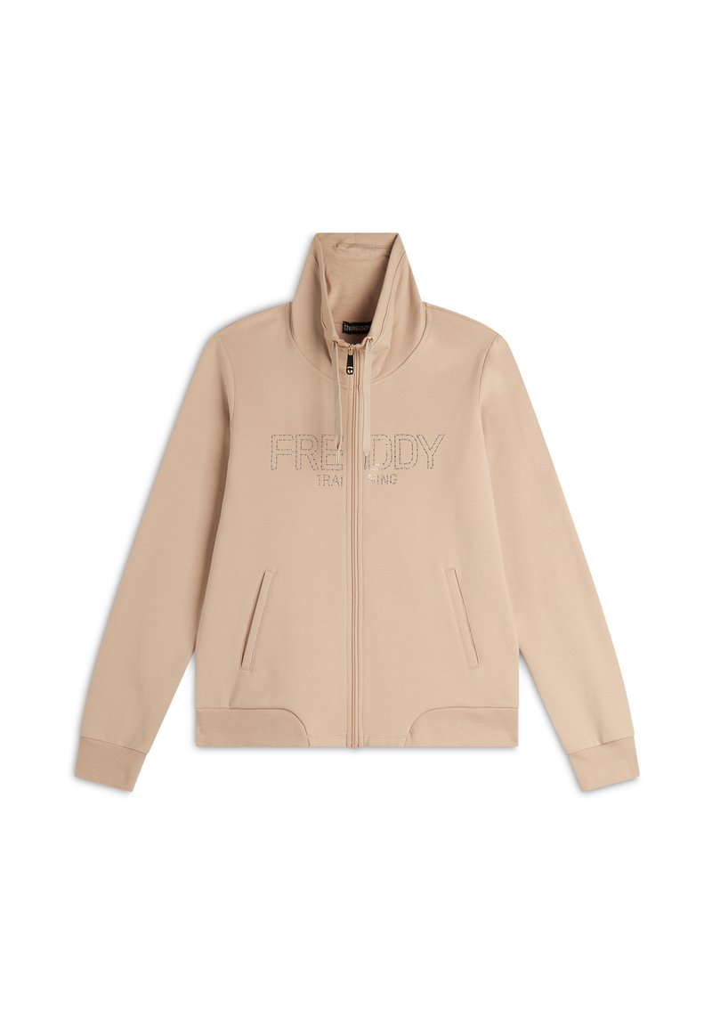 Giacca beige con zip e colletto alto, con la scritta "FREDDY" sul petto. Il materiale è liscio, presenta due tasche frontali e polsini aderenti.