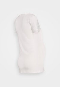 T-shirt branca de manga curta em tecido de algodão suave, apresentando um decote redondo clássico e uma silhueta ajustada. Sem padrões ou detalhes visíveis.