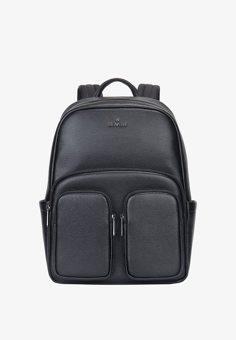 Sac à dos en cuir noir avec une finition texturée, deux poches zippées à l'avant, des bretelles rembourrées et une poignée supérieure.